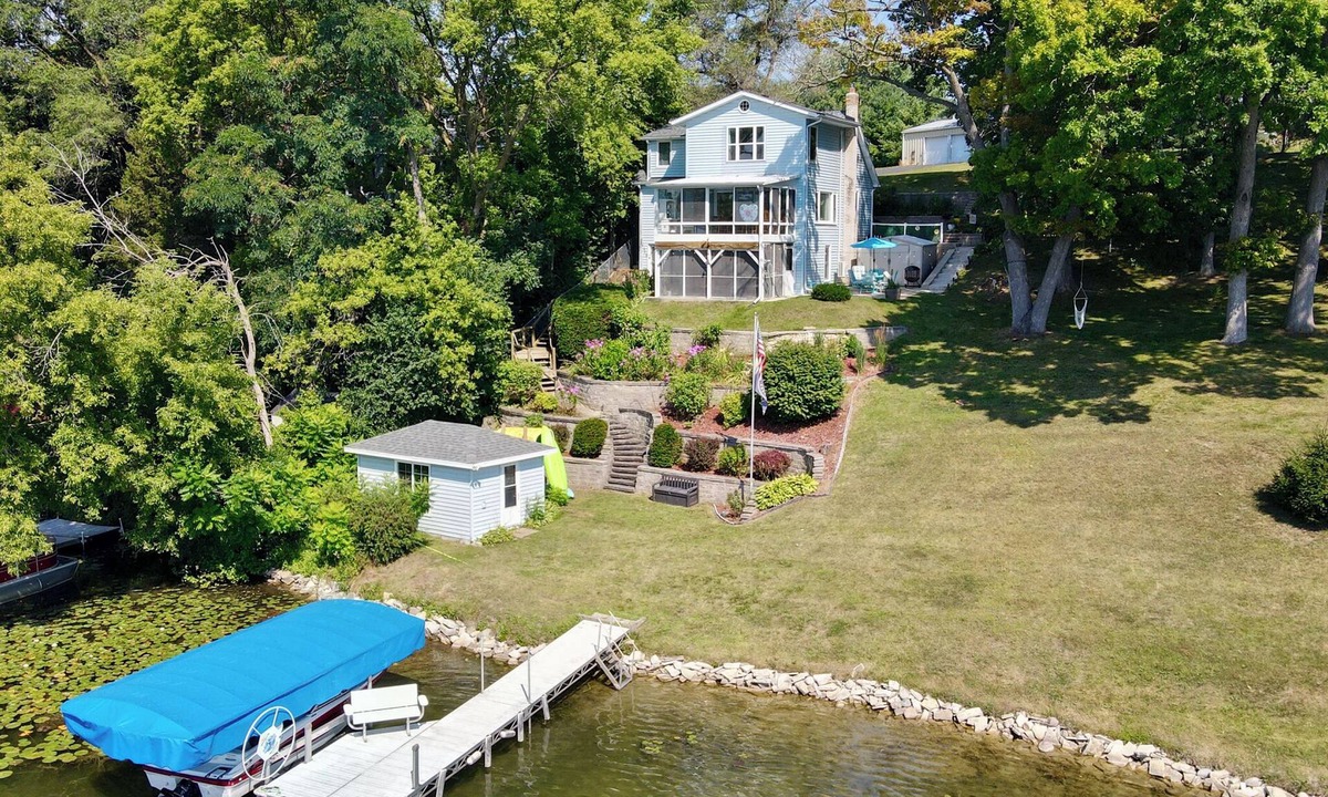 West Bend House | 'Pleasant Point Lake House' Dock & Fire Pit!