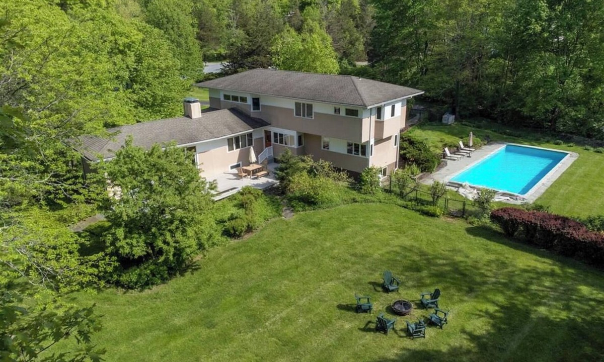 Pleasant Valley House | Pleasant Valley Pines w/huge deck and pool!