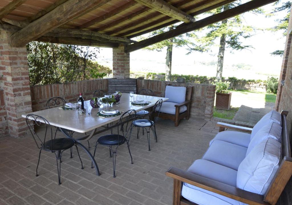 Ferretto Villa | Pleasant Villa in Valiano with Terrace Garden Sun loungers