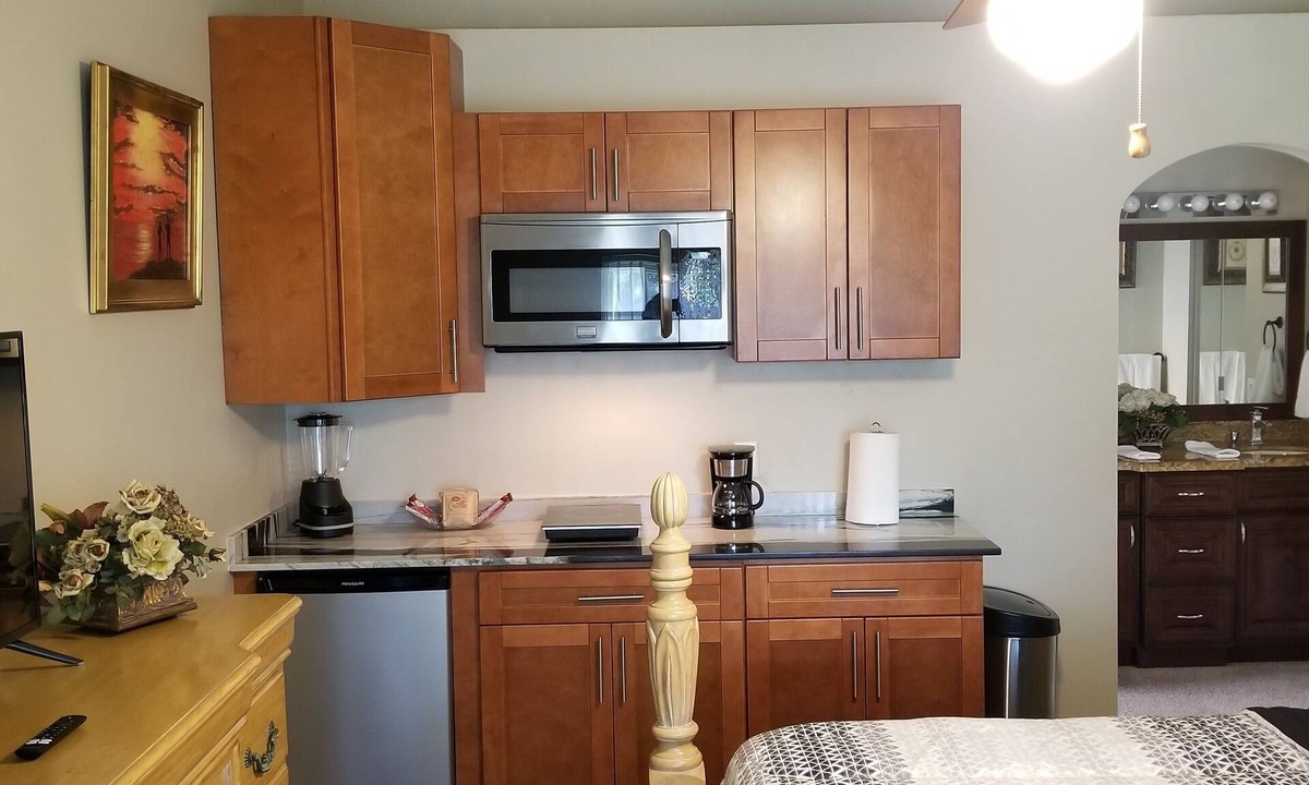 Ludlam Bed & Breakfast | Plush Suite -Private Entrance-Kitchen-Bath