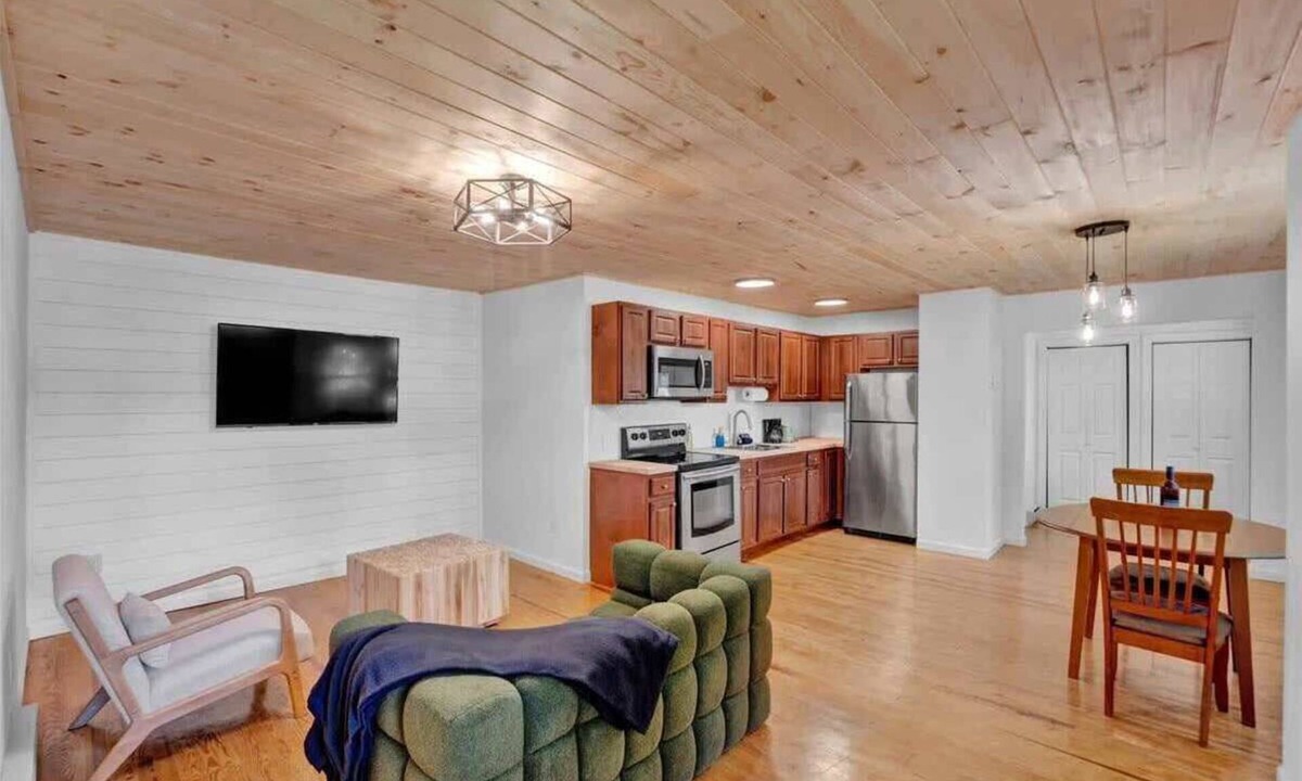 Canadensis Apartment | Pocono Spacious Charmer | Firepits | Pickleball