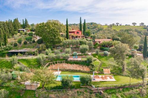 Scansano Villa | PODERE TORRICELLE 69B INDEPENDENT COUNTRY COTTAGE for max 4, pool, jacuzzi, bbq, 2 bedrooms and 1 bathroom, 2nd bathroom by pool-under request extra room in the main villa with private bathroom, kitchen ,bbq, see PODERE TORRICELLE 69B FULL SERVICED ROOM
