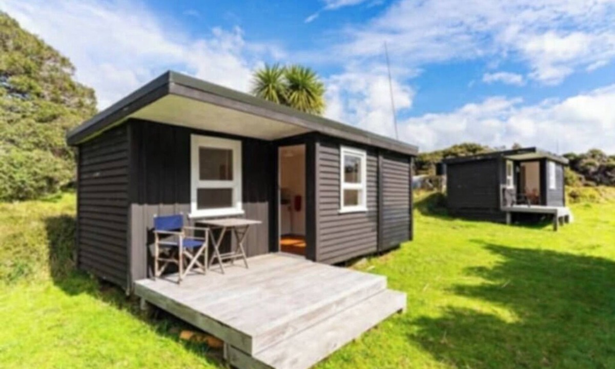 Pakiri Cabin | Pohutukawa Cottage - Seclusive cabin hideaway