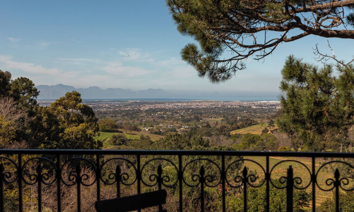 Constantia Villa | Pointers Villa with views of the vineyards, ocean and breathtaking sunrises