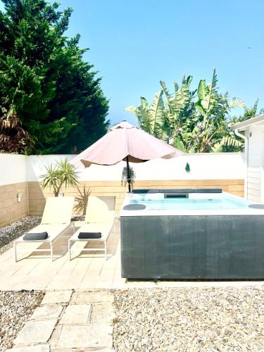 Polignano a Mare Villa | Polignano Villa with Jacuzzi, Garden & Parking