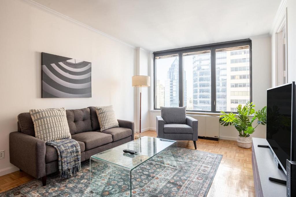 Sutton Place Apartment | Polished 2BR in E Midtown w Concierge Near Park