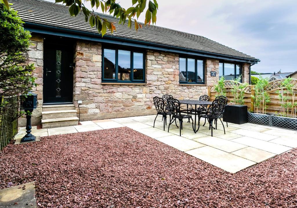 Beadnell House | Polished Pebble