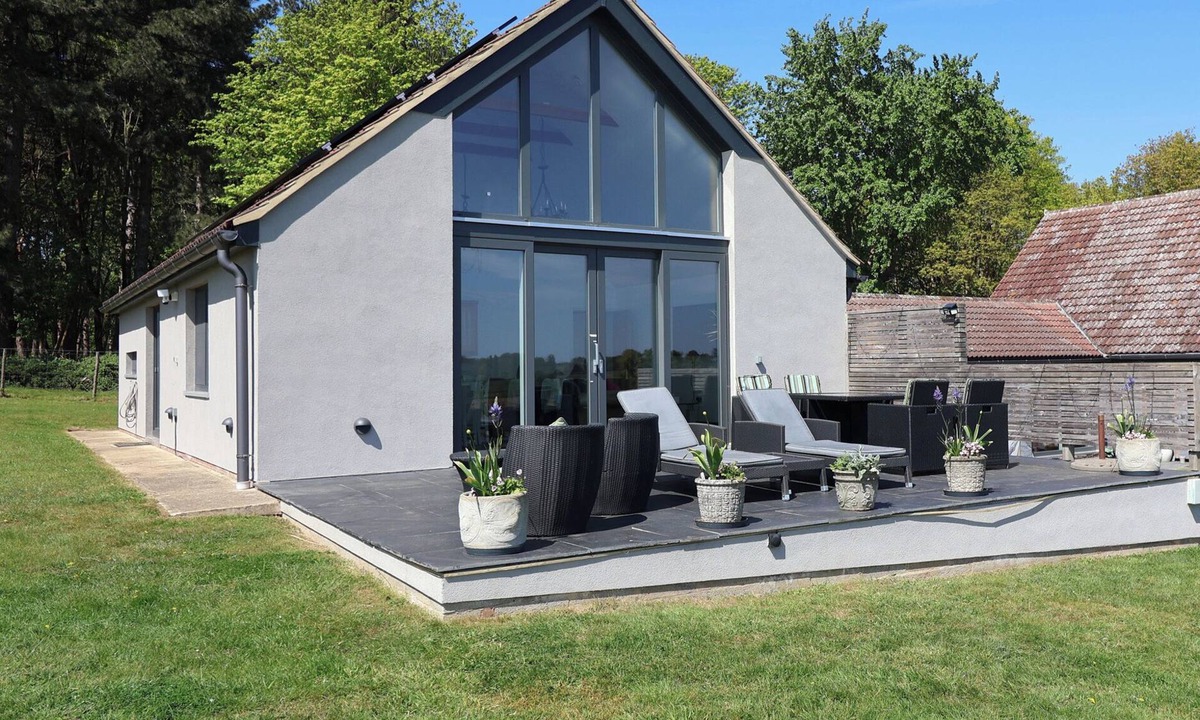 Martlesham Heath Cottage | POLLY'S ANNEXE, family friendly, with hot tub in Levington