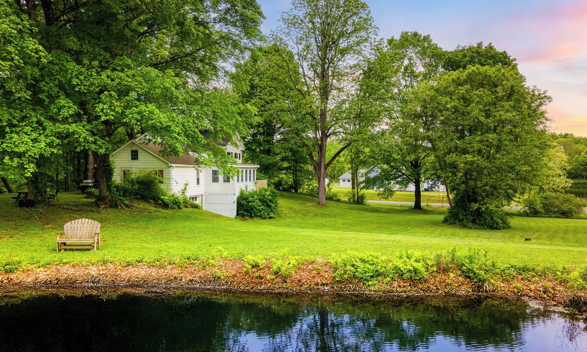 Hollowville House | Pondfront Gem Minutes from Hudson’s Best Shops & Cafes | The Stillwater House