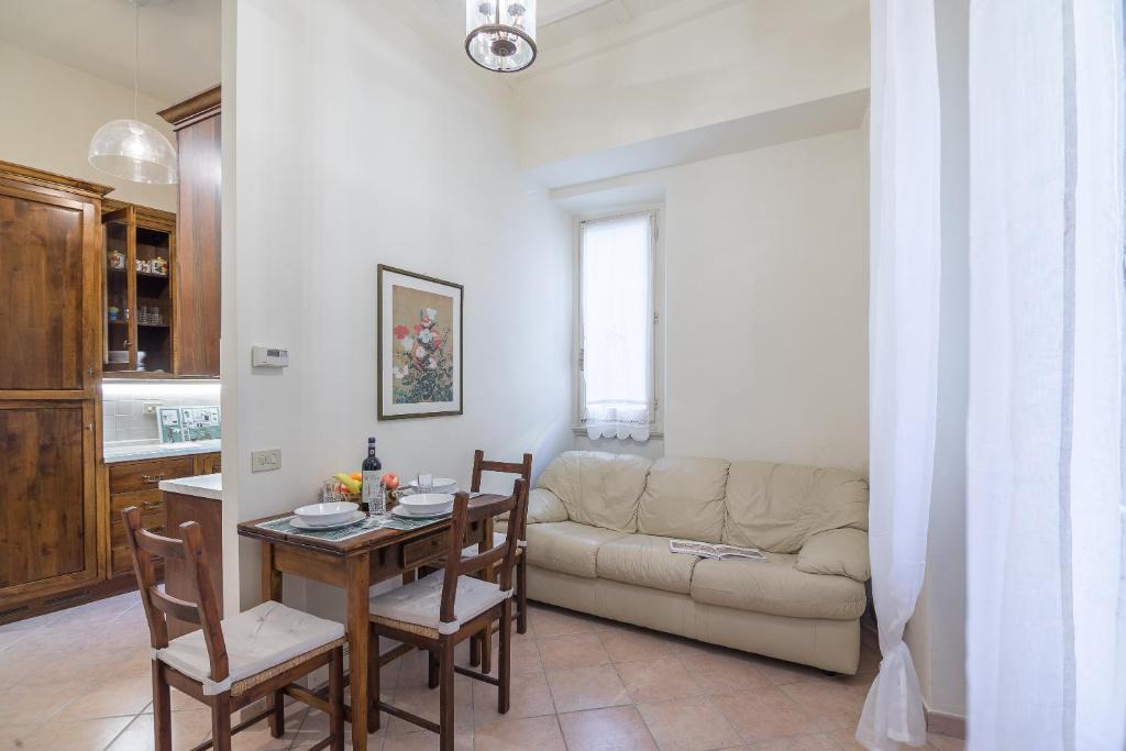 Oltrarno Apartment | Pontormo by Mmega