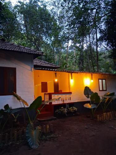 Irinjalakuda House | Pookie stay athirapilly