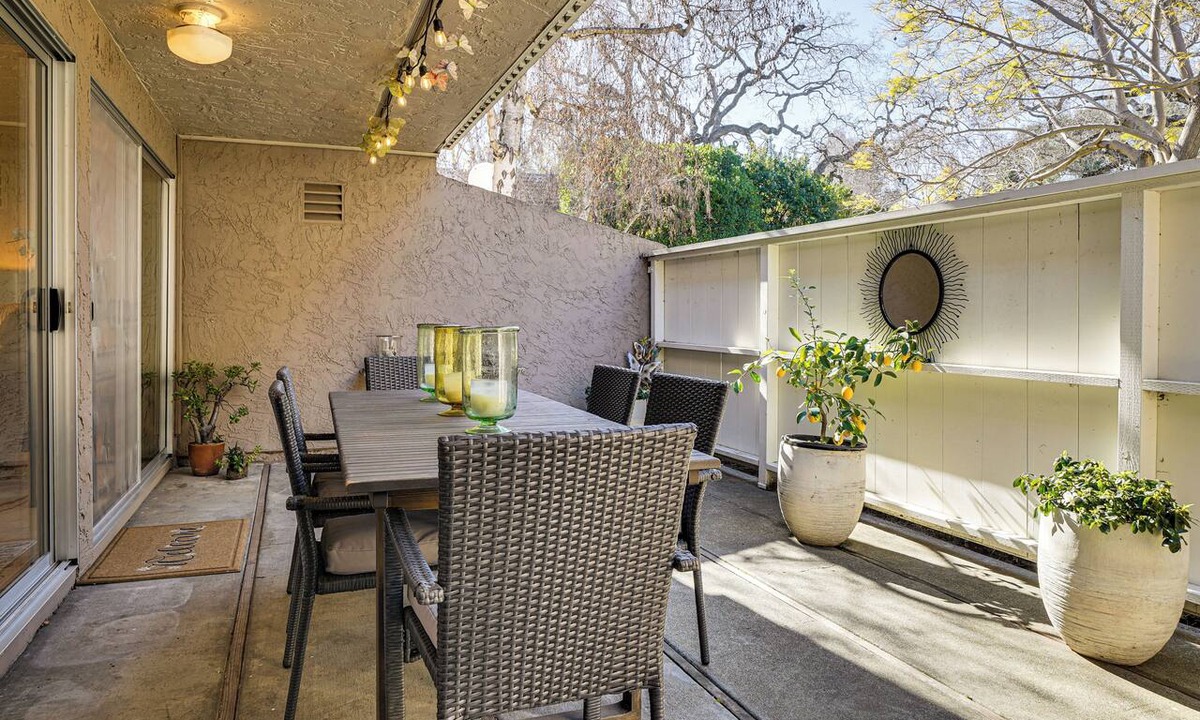 Sharon Heights Condo | Pool Access! Base to See Stanford & Int’l Soccer