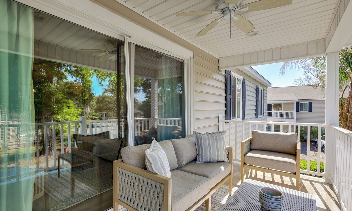 Demere Park Condo | Pool Access! St Simons Island Getaway w/Balcony