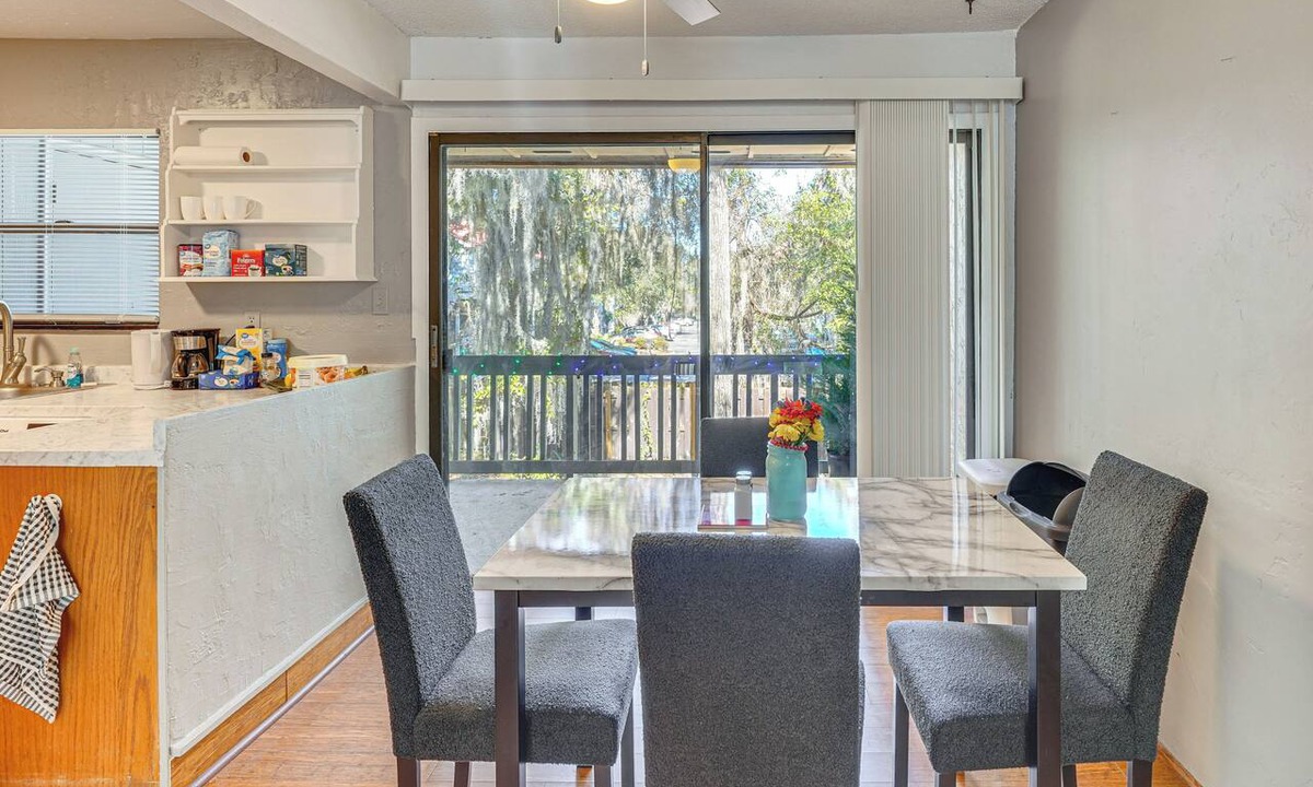 Gainesville Condo | Pool Access! UF + Game Day Base in Gainesville