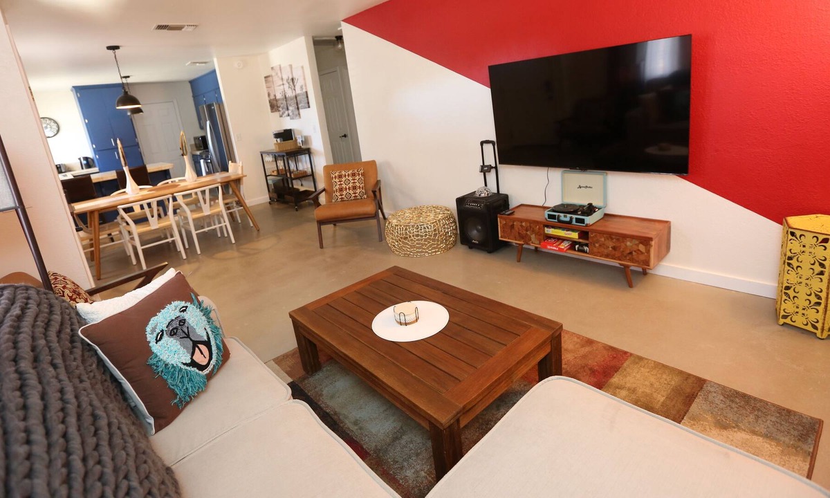 Joshua Tree House | POOL .. All KING BedS .. 5 Min to Natl Park .. Karaoke .. LOADED w/ Amenities!