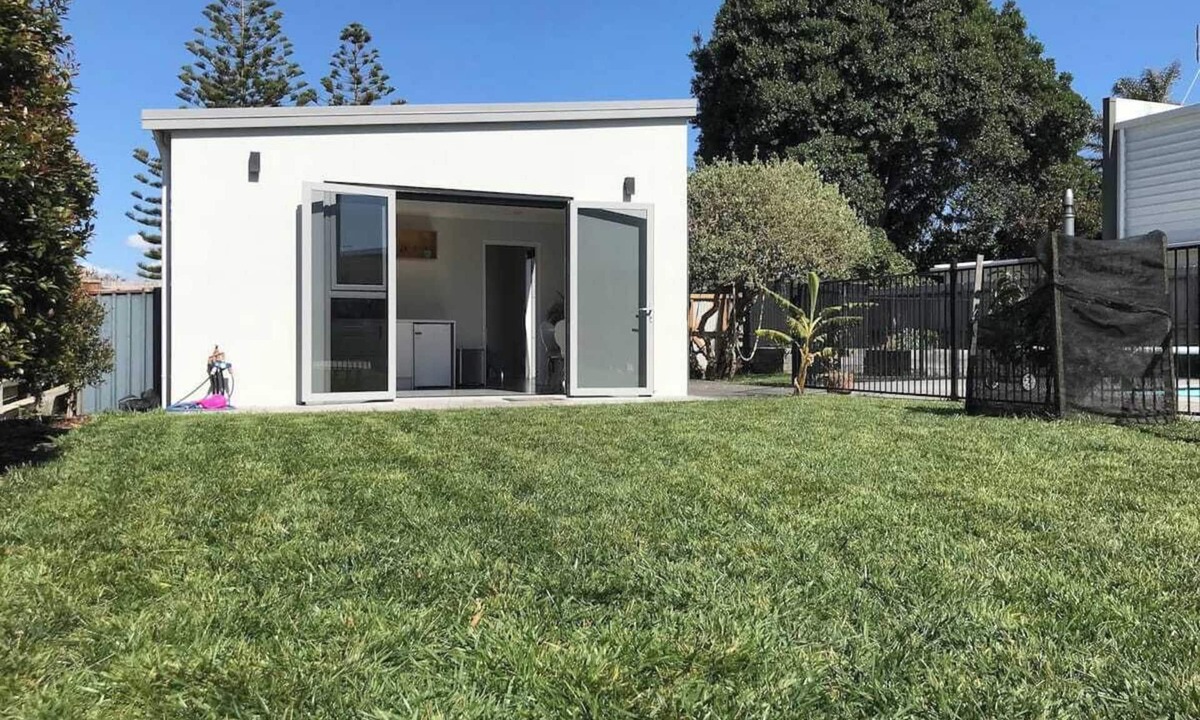 Mount Maunganui Cottage | Pool and beach hideaway