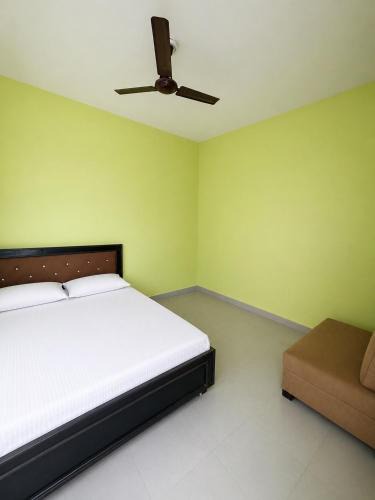 Greater Noida Hotel | Pool and palm