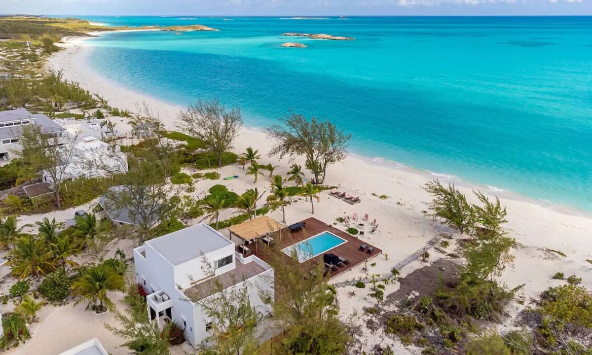 William's Town Villa | Pool, Beachfront Villa, 16 ppl, Chef, Boat tours, Starlink, BBQ