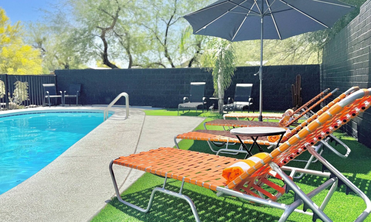 Westside Development House | Pool Days & Desert Nights Putt Soak Fire Pit Pets Hikes Watch Wildlife