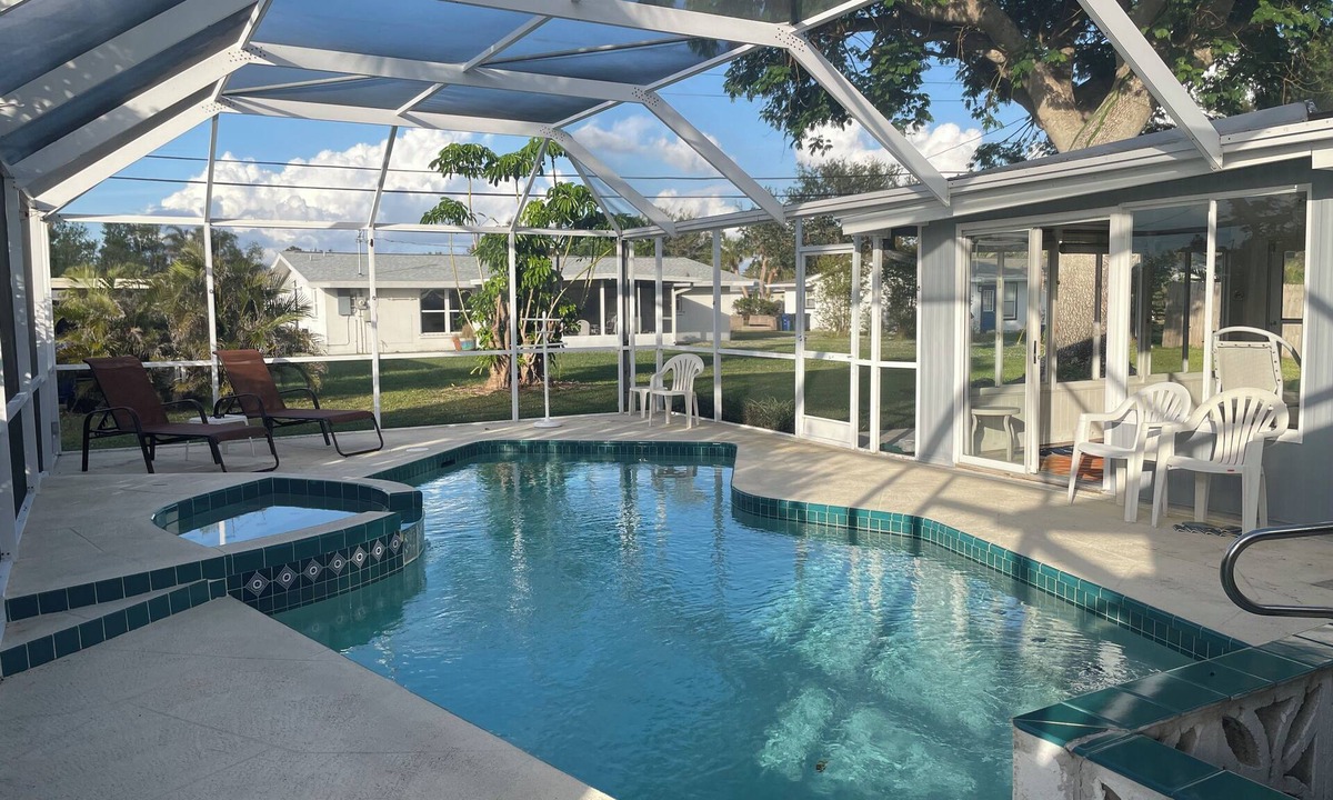 Venice East House | Pool Home- 3BR 2BA House Near Beaches & all that Beautiful Venice as to offer!