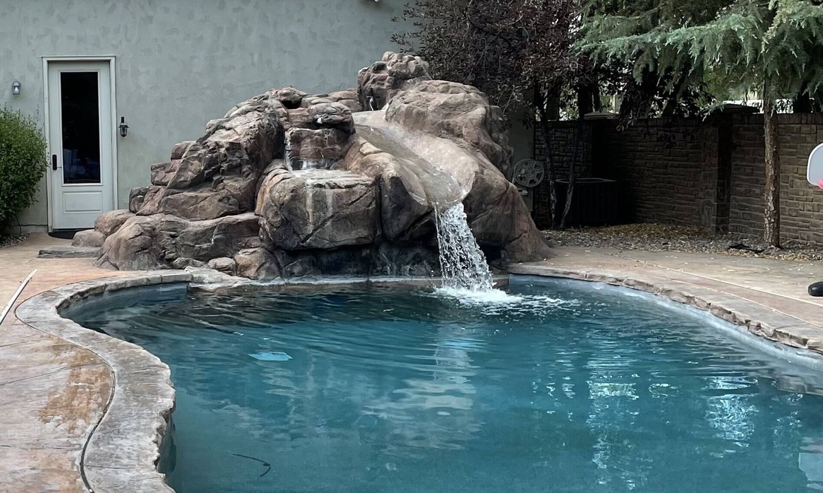 Draper Cottage | Pool, hot tub, fast access to ski resorts and other fun spots. Cozy and warm