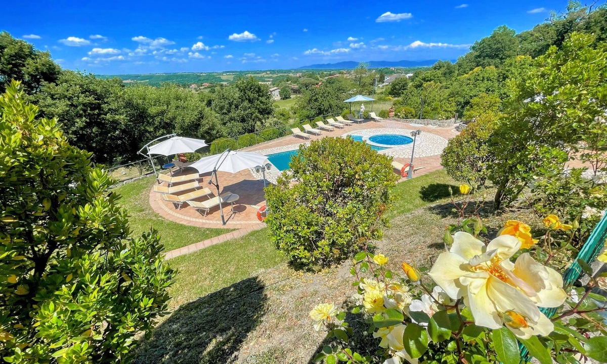 Montefiascone Villa | Pool, jacuzzi and events room - Charming villa in Umbria - sleeps 24 - lake view