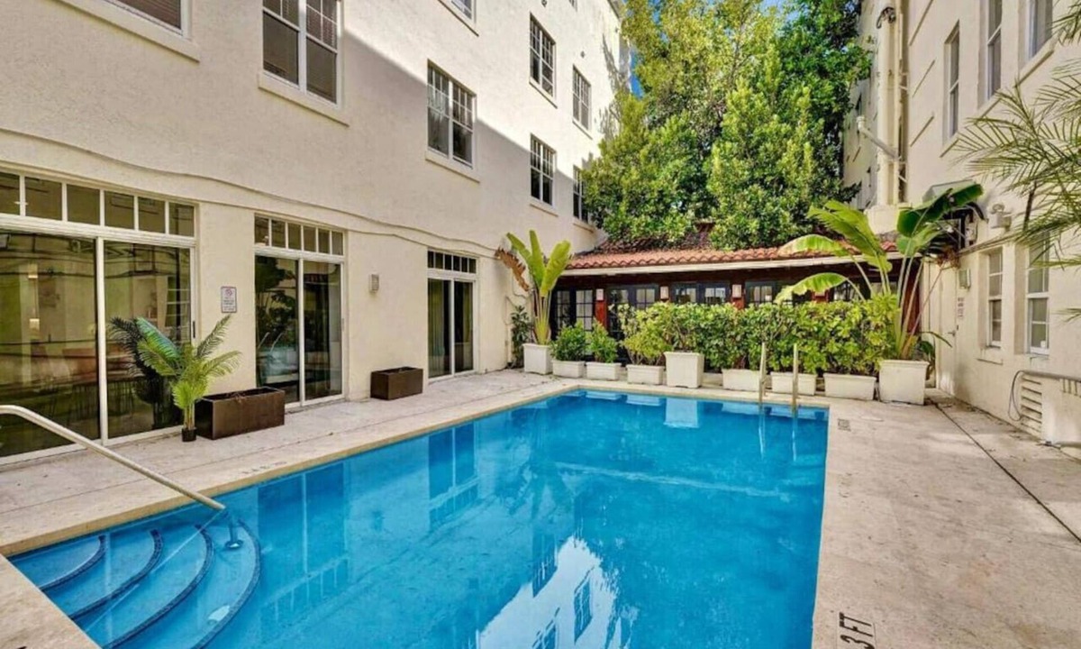 South of Fifth Bed & Breakfast | Pool & Jacuzzi! Walk to beach, South Point Pier,