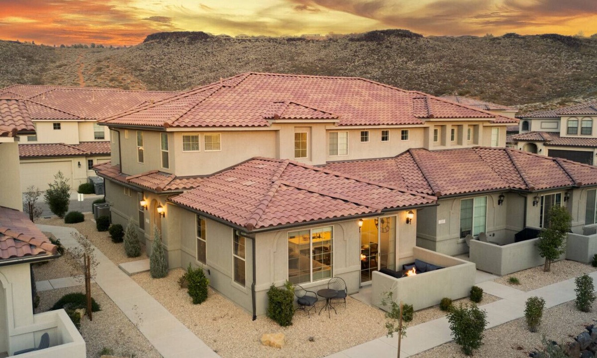 Washington Villa | Pool, lazy river, pickle ball, sleeps 14, fire pit