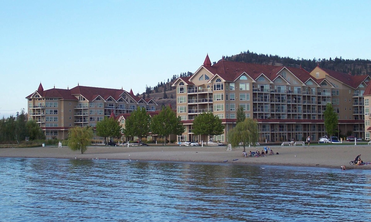 North End Condo | Pool & Mountain Views with mid morning to late afternoon sunshine