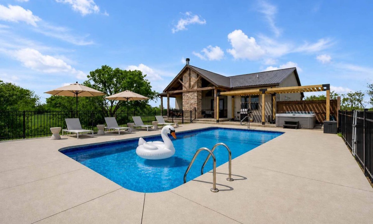 Williamstown House | Pool | Sleeps 18 | Hot Tub |Firepit | Playset |
