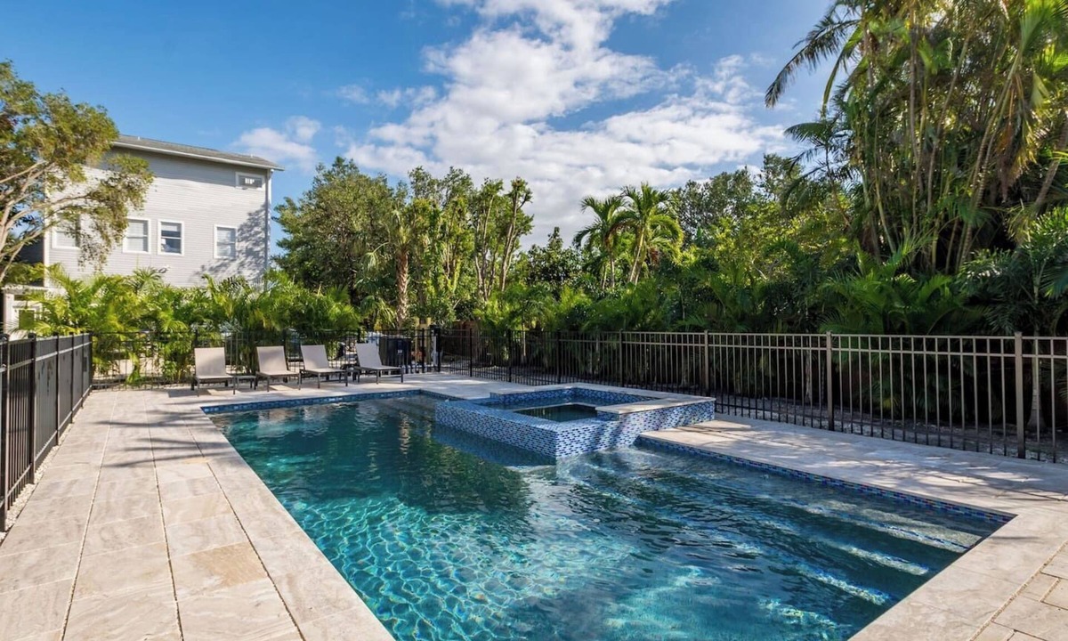 Holmes Beach House | Pool, Spa, Mini Golf, Games, Beach, sleeps 6