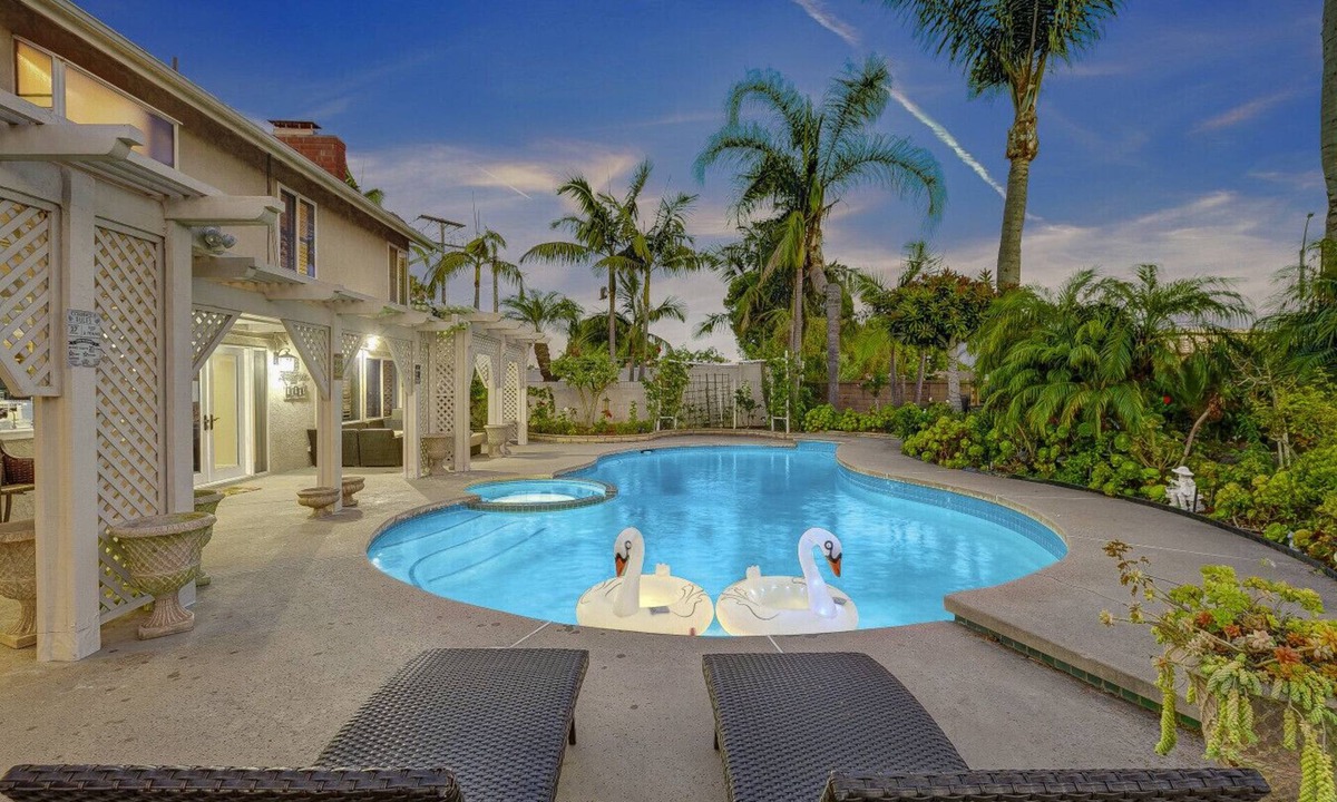 Midway City House | Pool, Spacious, 15min HB Pier, FV20