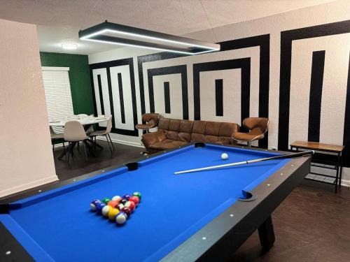 Greater Heights Apartment | Pool Table Luxury 1Bed Apt in Downtown and Heights
