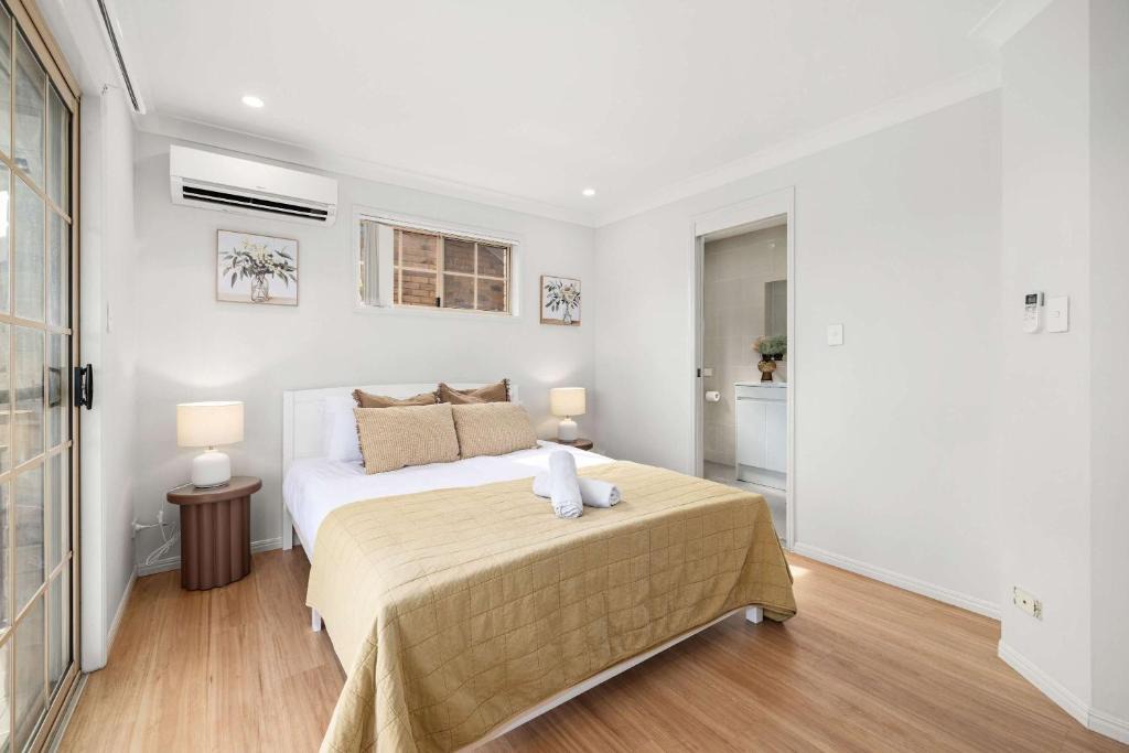 Brisbane House | Pool & Tennis Court 3BR Bright Mt Gravatt Retreat