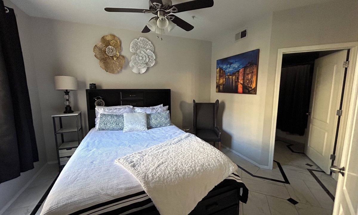 Madison Park Apartment | Pool Views located in the Uptown Camelback Corridor close to Biltmore