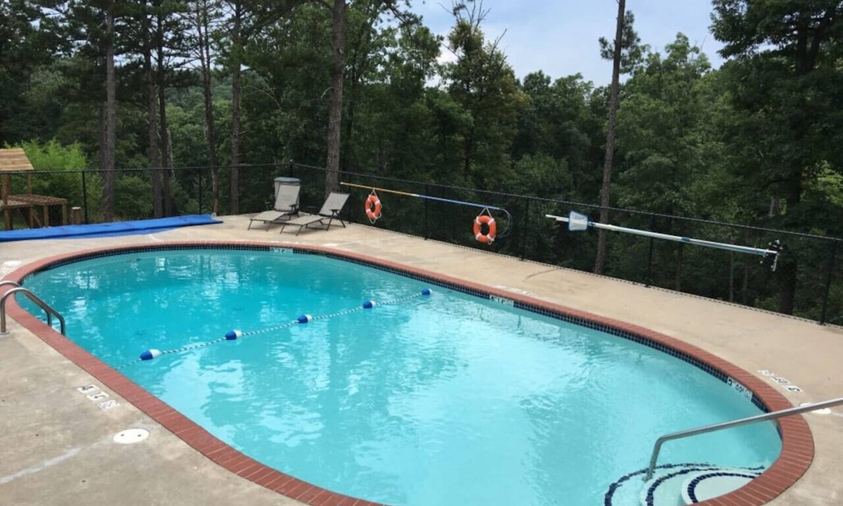 Eureka Springs Cabin | Pool+Wifi+Deck+3mi to Downtown Wild Plum Cabin#2