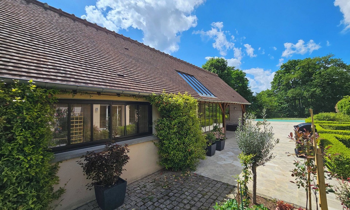 Neauphle-le-Chateau House | Poolhouse with Private Pool, Winter Garden & Garden – near Versailles & Paris
