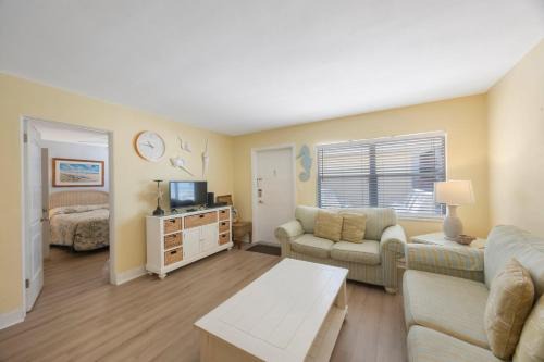 Madeira Beach Apartment | Poolside 2nd Floor 2b 2b - Surf Song #225
