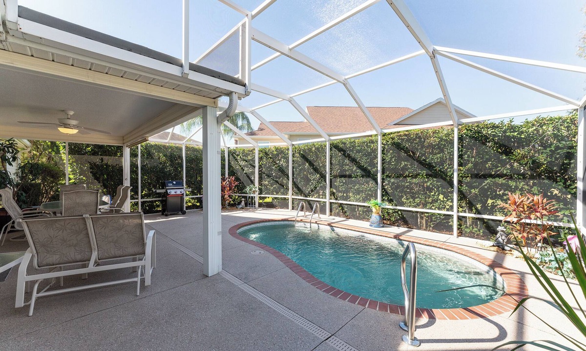 Lynnhaven House | Poolside Chic Escape - 2/2 + Workspace, Pool House in The Village of Lynnhaven