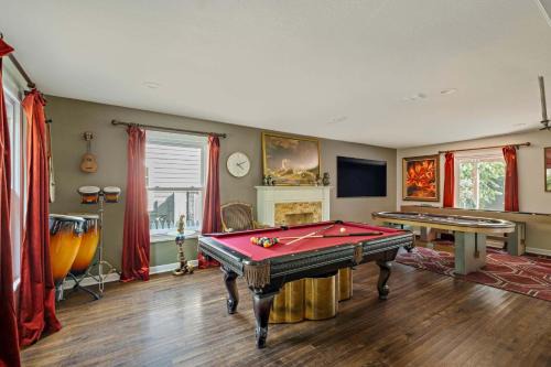 Tarrytown House | Poolside Funhouse - Arcade Billiard Poker & More