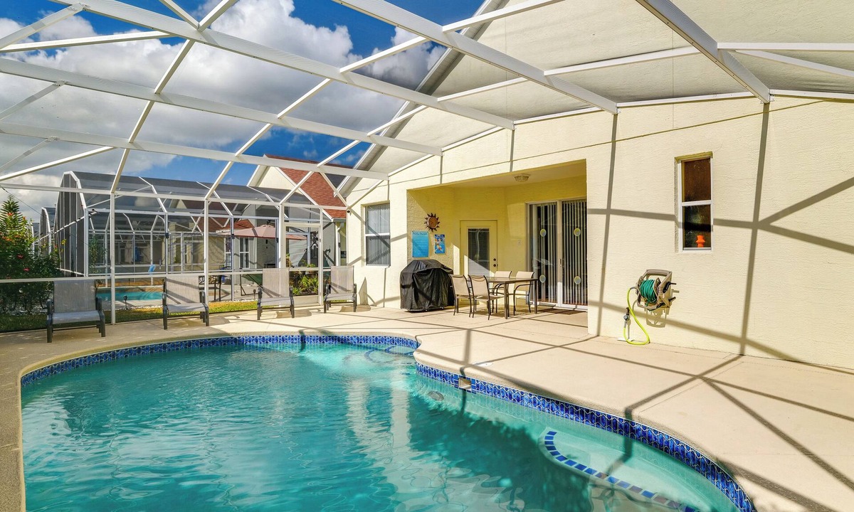 Westbury House | Poolside Lounge & Theme Park Fun: Davenport Home