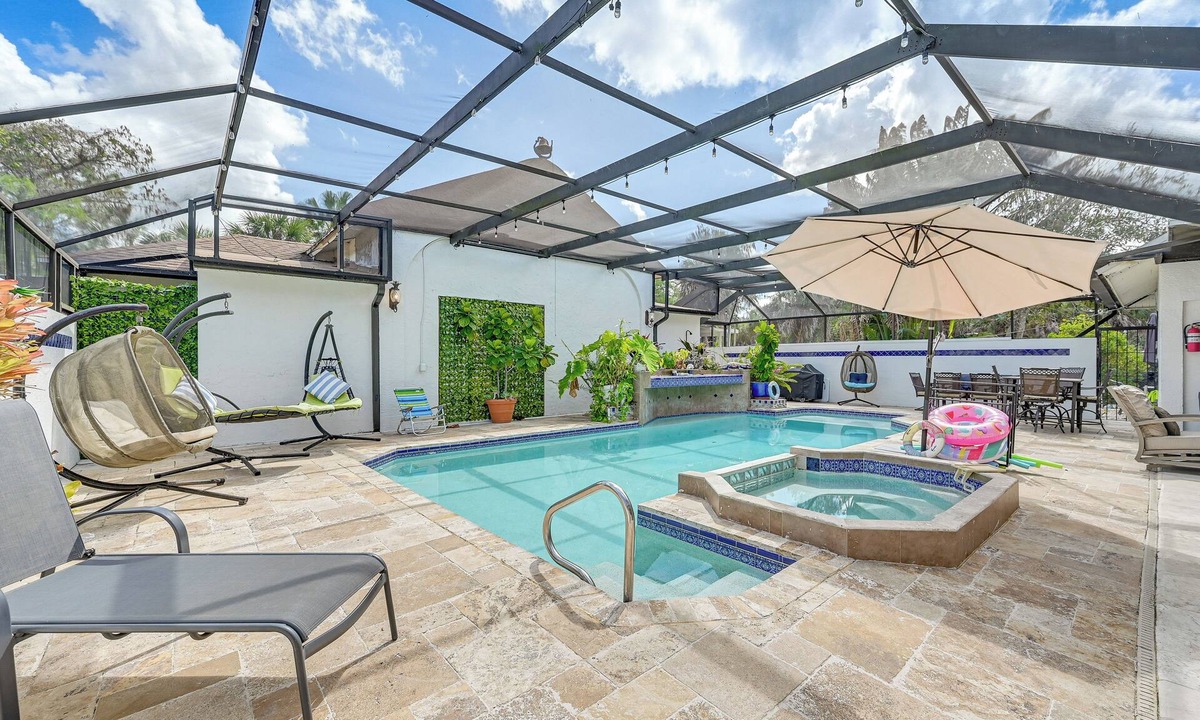 Rural Estates House | Poolside Oasis: Group-Friendly Getaway in Naples!