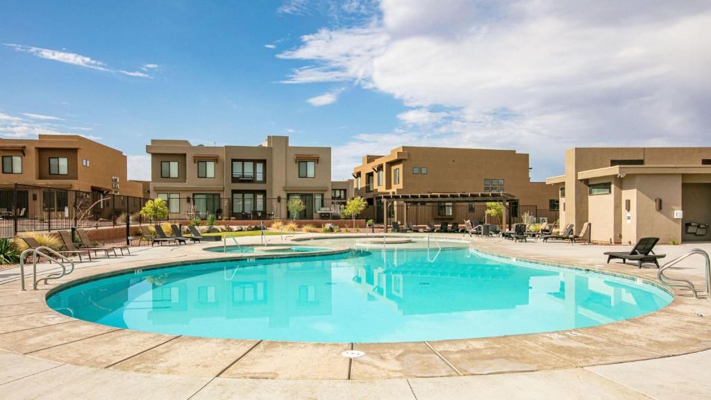 St. George Apartment | Poolside Palisades