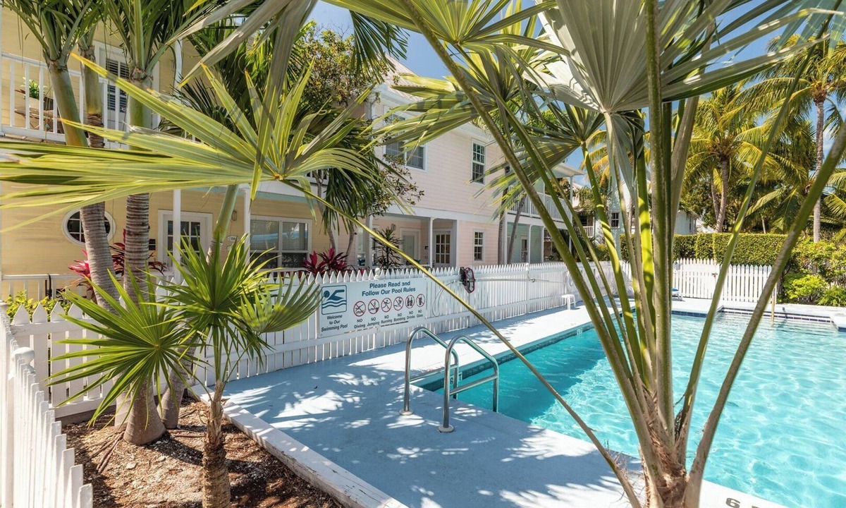 Truman Annex Condo | Poolside Palms