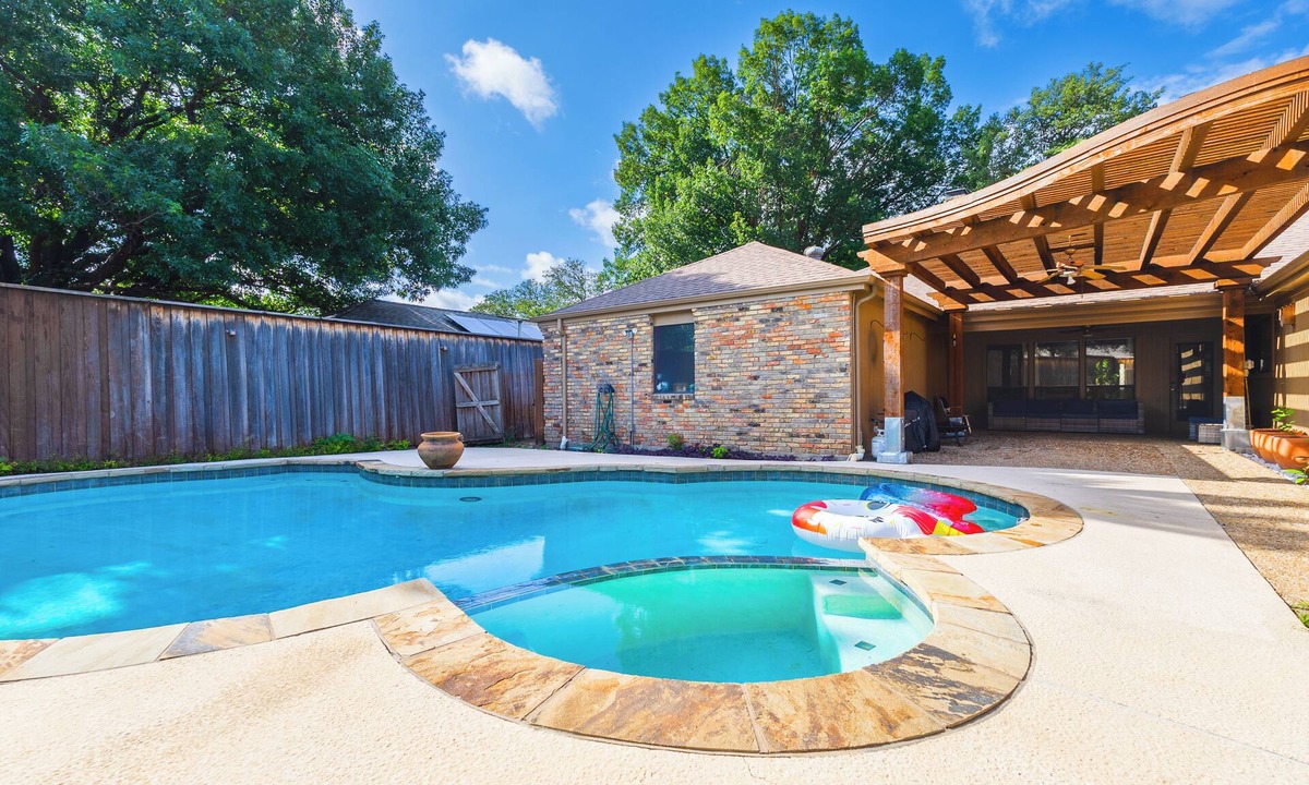 Richardson House | Poolside Paradise Near Dallas - 7 Beds + Game Room + Tall Privacy Fence