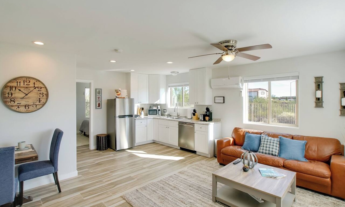 Ironwood Apartment | Poolside Relaxation: Couple's Retreat in Peoria!