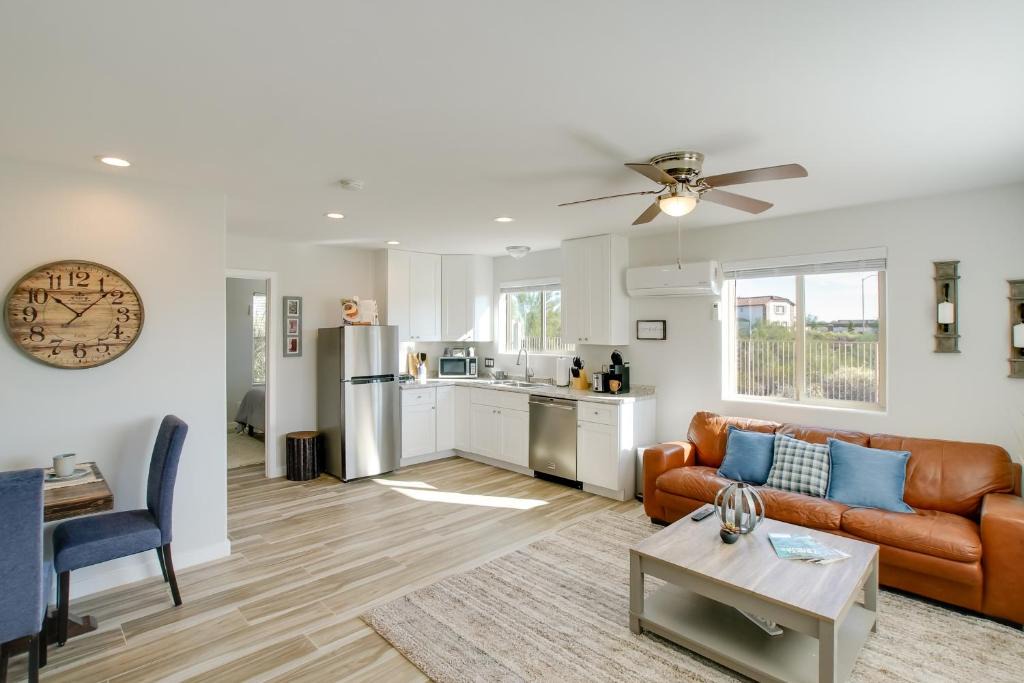 Ironwood Apartment | Poolside Relaxation: Couple's Retreat in Peoria!