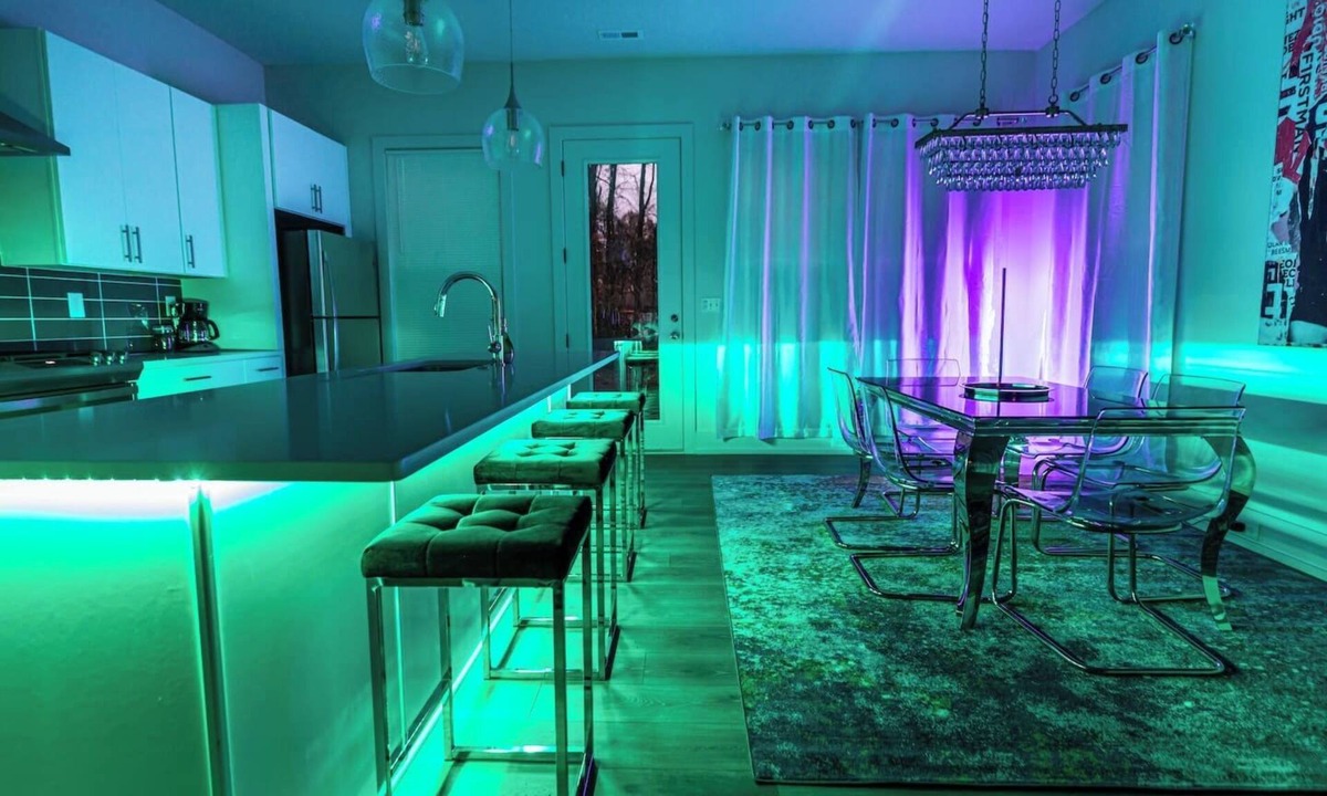Sugar Creek House | *PoolTable * 15 Mins to Uptown & DT * King Bed!
