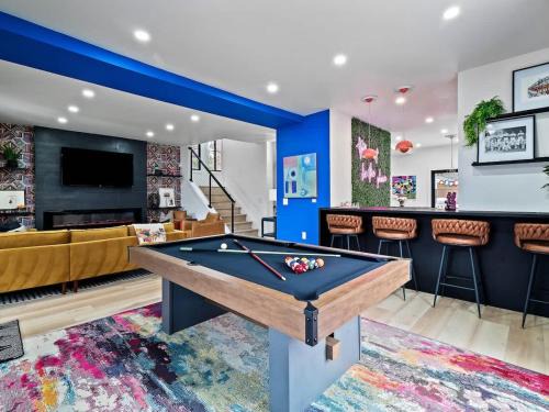 Highland Square House | PoolTable - Hot Tub - FirePit - Games - Bunk Slide - Wet Bar