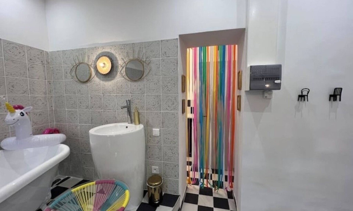 Le Camas Apartment | Pop Art
